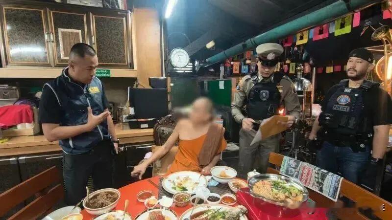 泰国高僧阿赞让一张橙色的圆桌火了！跟前些年某村委会主任带火了一把黑色的椅子有些类