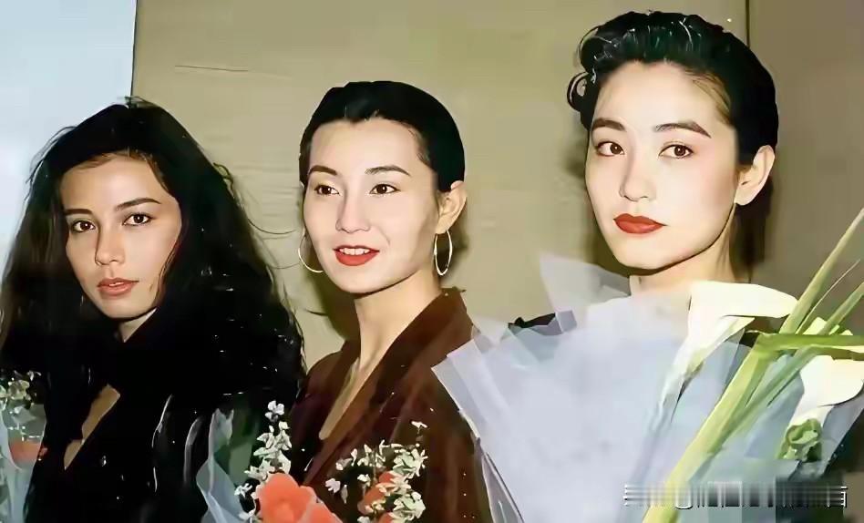 九十年代的老照片里，钟楚红虽然黑，但她是三个人里最有魅力的一个，风情万种。中