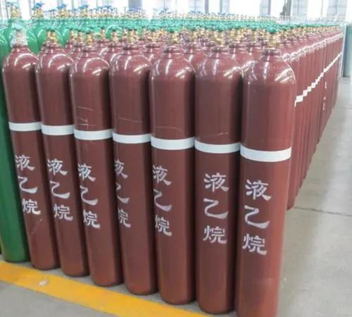我这一软肋被美国掐的死死的我们掐着美国稀土脖子，掐的死死的。但美国也掐着我们脖