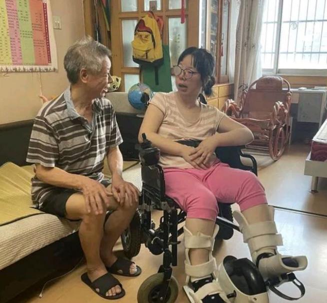 2012年，30岁医学女博士怀孕后瘫痪在床，住院期间丈夫悉心照顾。不料在生下儿子