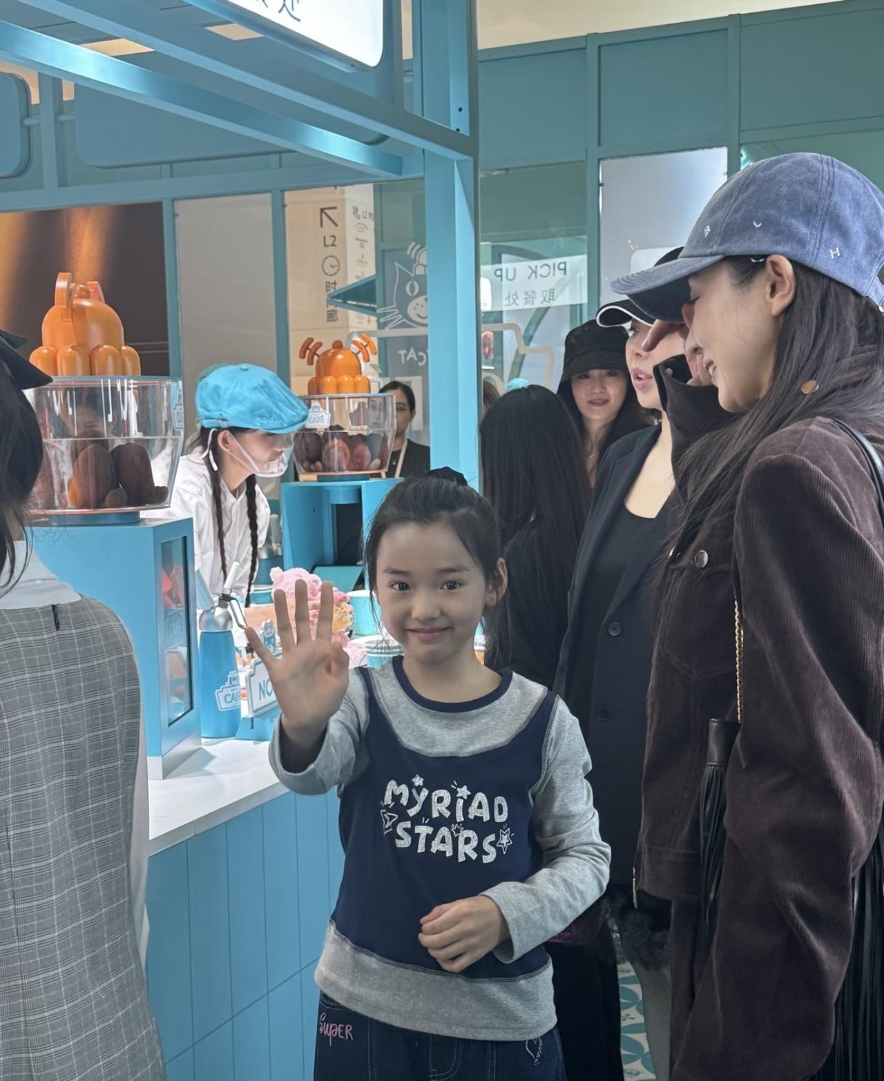 近日，有网友在北京偶遇董璇和小酒窝，董璇带着女儿周末逛街的画面。小酒窝挥手向大