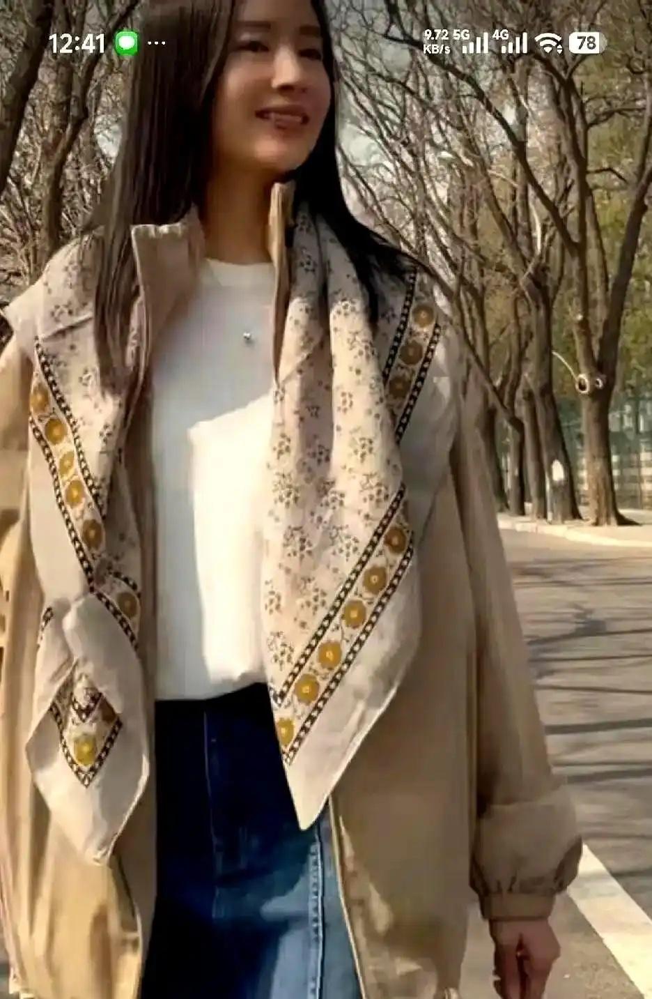 董洁用300块风衣配荧光绿运动鞋和黄白丝巾，穿出了大片质感，证明时尚无需砸钱，关