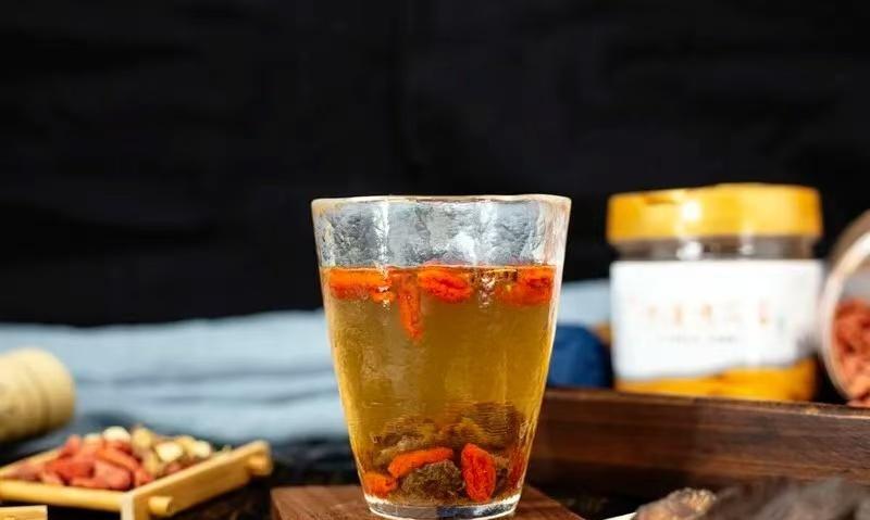 一个养生博主把菟丝子和肉苁蓉丢进养生壶，连喝十四天，拍视频说手脚不凉了，午觉不昏