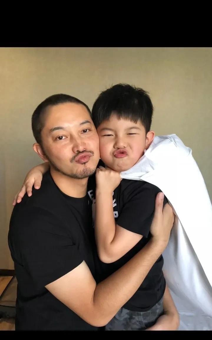 6月27日，演员沙溢晒出他与大儿子安吉9年前的合照，照片是两父子在参加《爸爸去哪