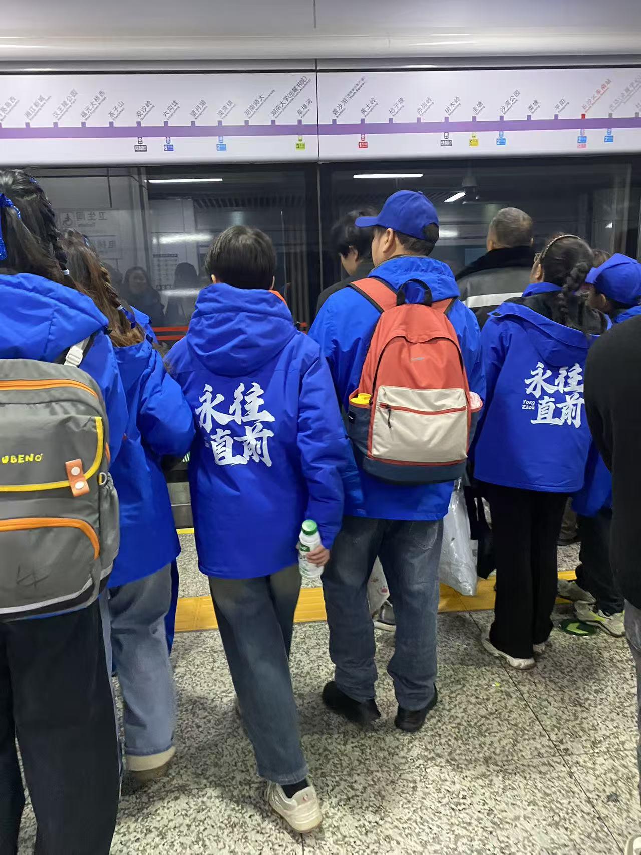 夺冠势在必得！长沙贺龙体育中心，永州跟常德的决赛在今晚打响，有长沙网友预计，永