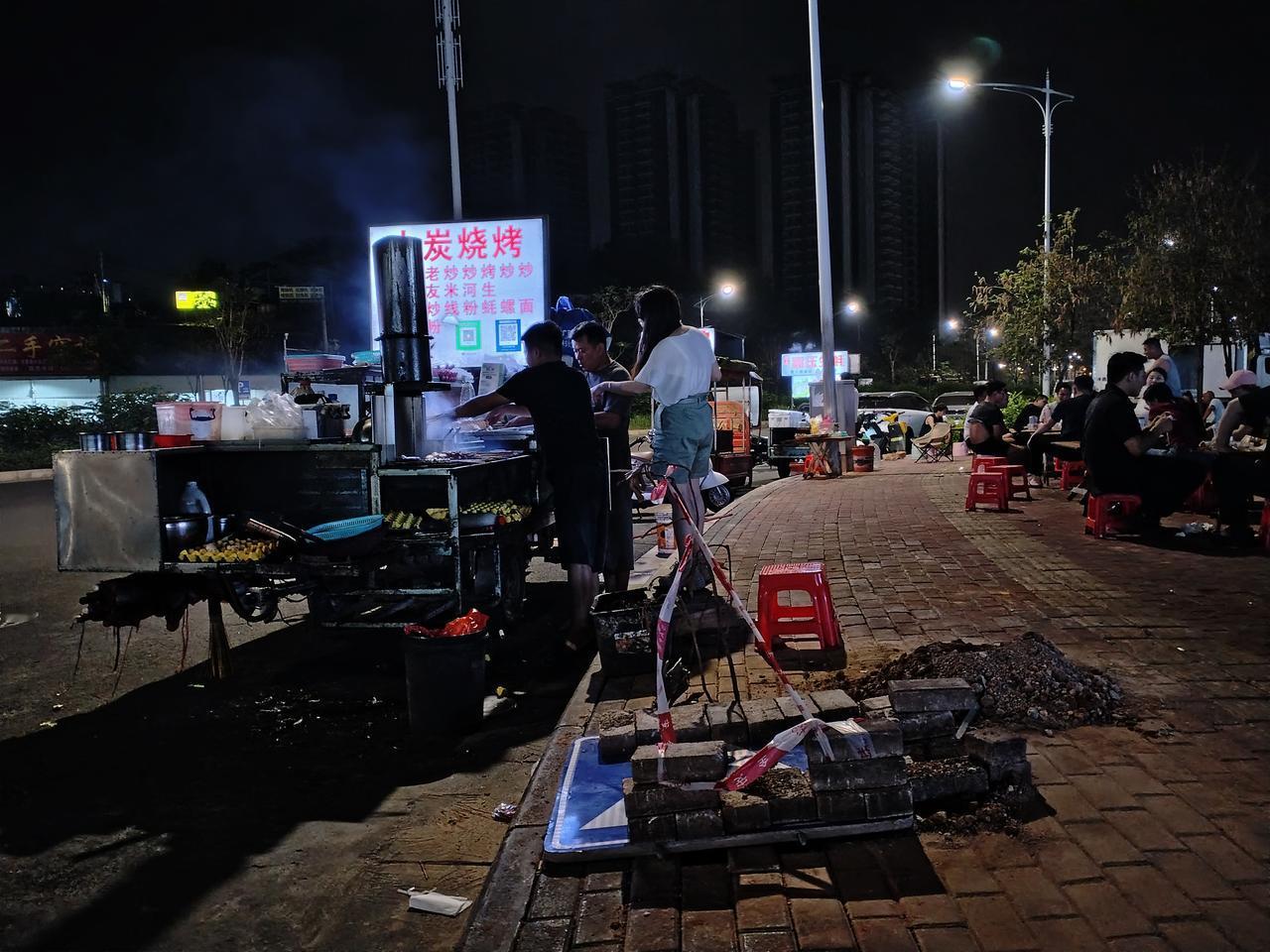 最近南宁城管又开始严起来了，几乎每天晚上都巡查，轻则驱赶商贩，重则没收摊车！让摆