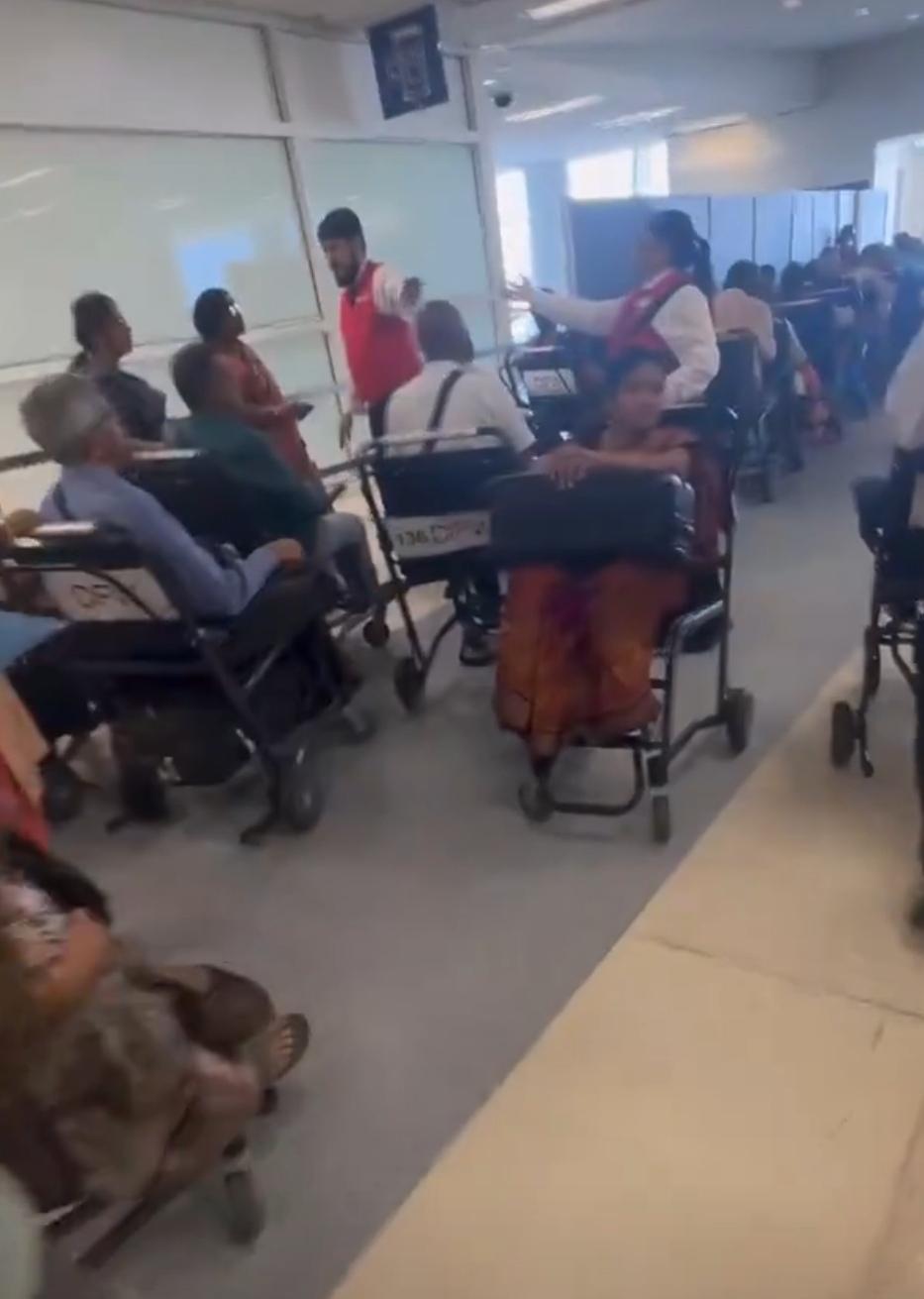 印度人的轮椅戏法。（如图所示）自从各国航空公司为行动不便的人提供轮椅服务，被印