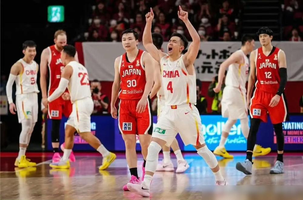 打了两场韩国队，有个平时被吹上天的CBA后卫，硬生生只抠出可怜的1分。你坐下来细