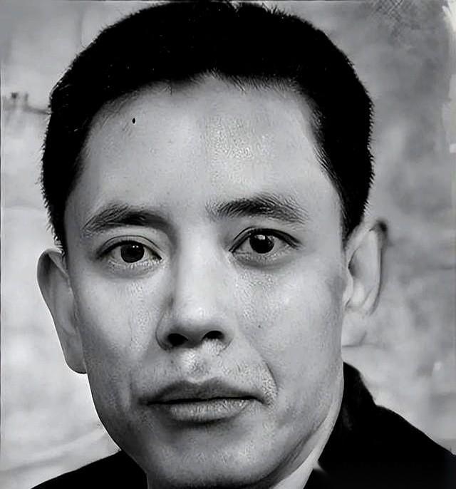 书里没写。那帮人渣，审江姐的时候，第一件事，是想扒光她的衣服。我们只知道老虎