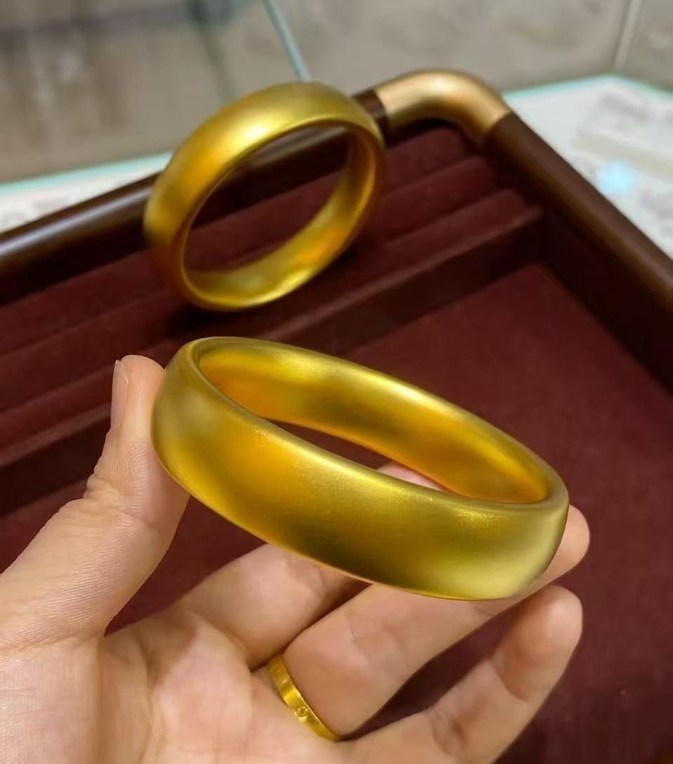 奉劝一句：金价一跌，最先扛不住的，往往不是机构，而是前几天刚进场的普通