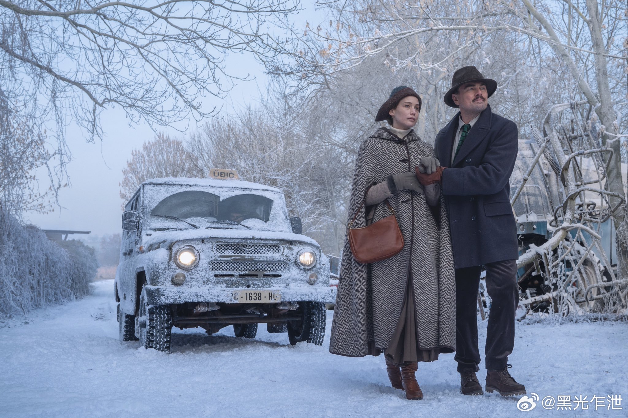 马丁·斯科塞斯惊悚悬疑新作《夜的真相》发布首张剧照。莱昂纳多·迪卡普里奥、詹妮弗