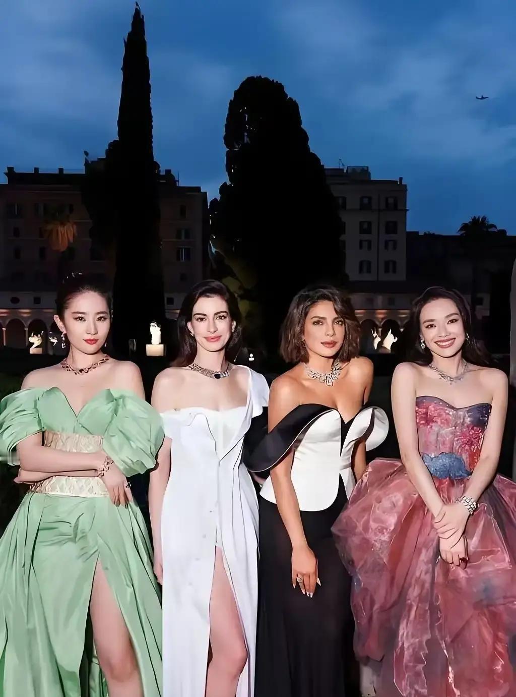 最近网上又在拿舒淇和刘亦菲的活动照片说事。一张去年五月LV活动的合影，被翻来覆去