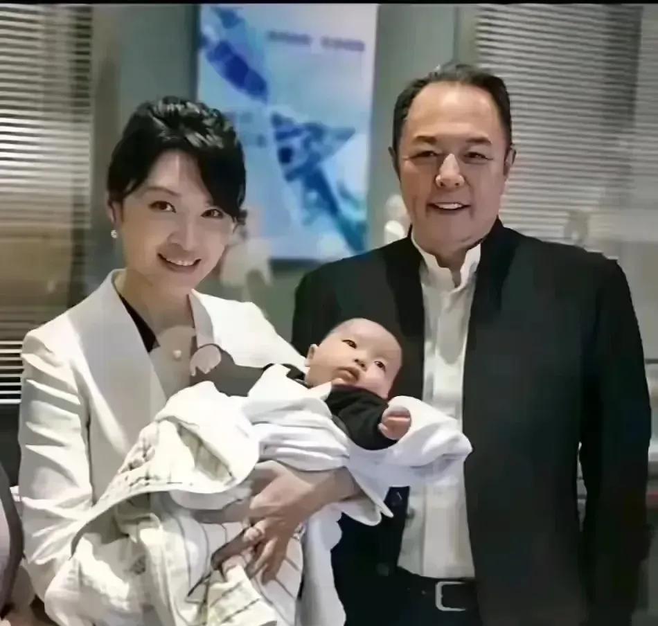 他居然老成这样！差点认不出来左边的周涛是央视当家花旦，可是你们知道右边的吗？周