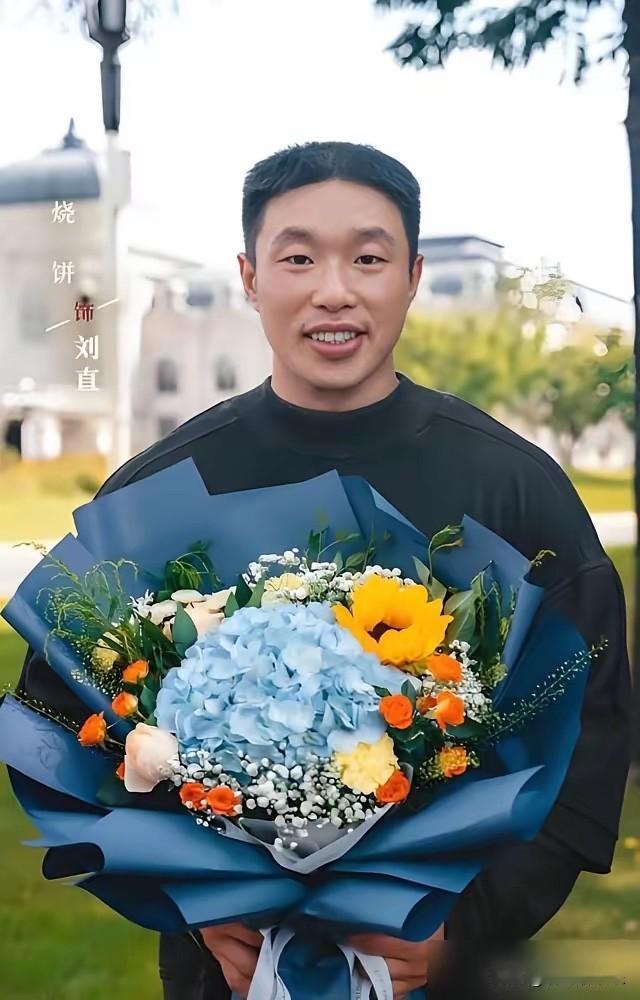 嘿，你说这事怪不怪？科班出身的干不过一个说相声的，导演现在估计悔得肠子都青了。