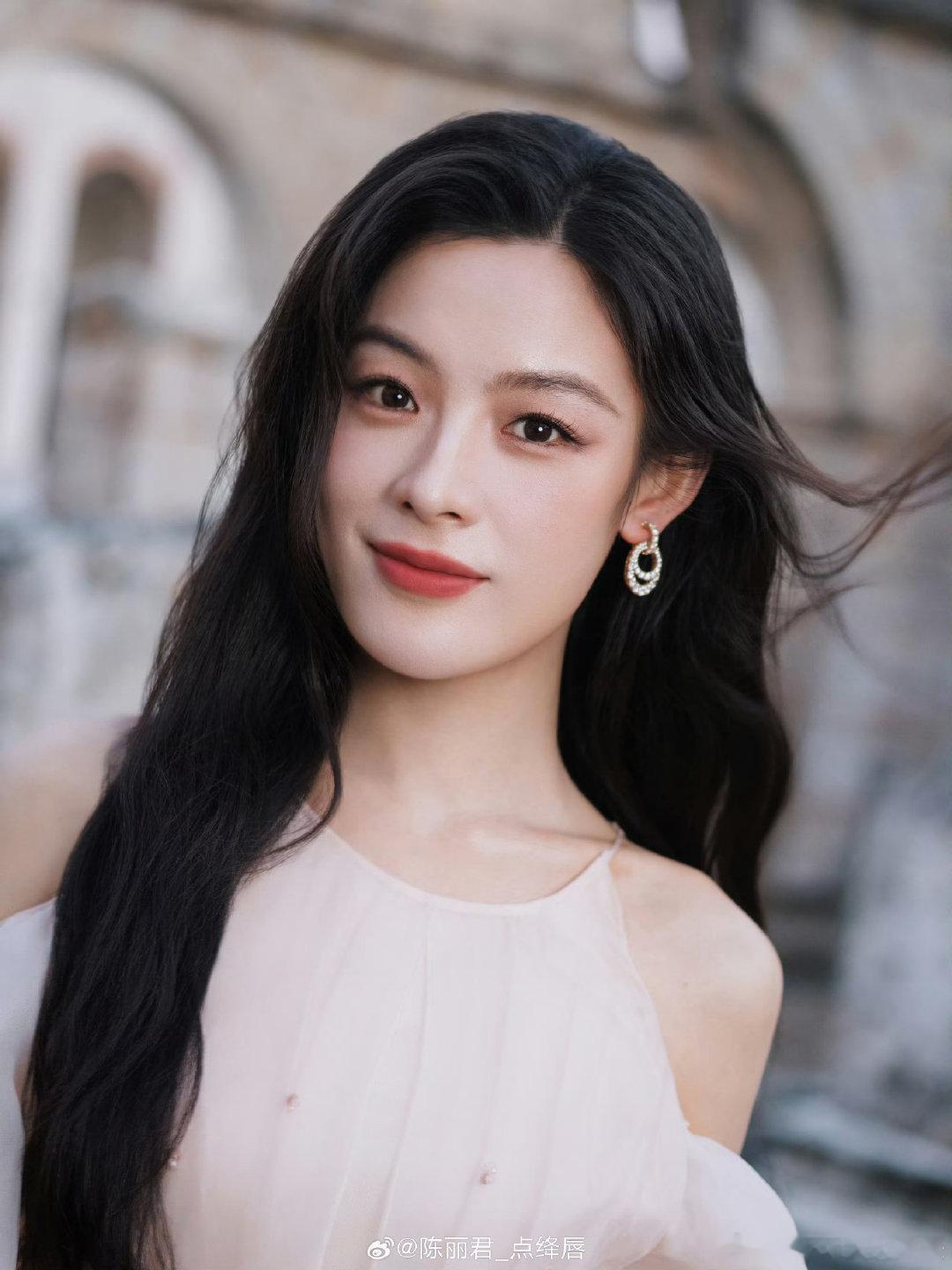 #陈丽君##陈丽君我的大观园##陈丽君贾宝玉#陈丽君可塑性真强，可御姐可甜妹，可以温润如玉可以翩翩公