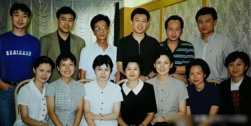 这张珍贵照片，里面的明星们，都是央视著名主持人，你能全部认出来吗？