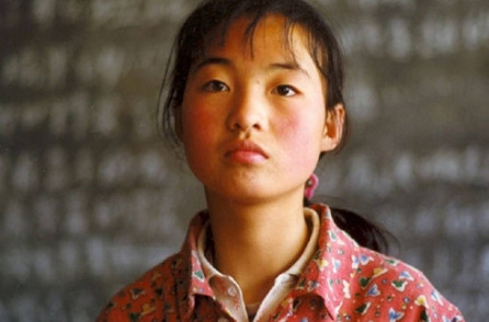 1999年，张艺谋捧红了农村女孩魏敏芝，魏敏芝想当明星，张艺谋却不同意：“你不好