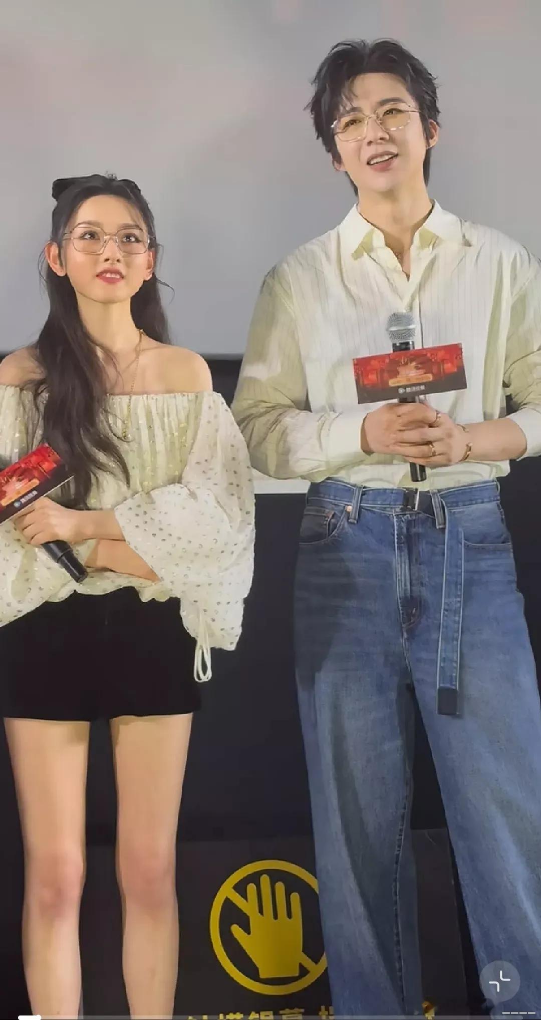 笑发财了！《折腰》线下活动，两主演竟都戴着眼镜。刘宇宁回应，不是因为保持CP感，