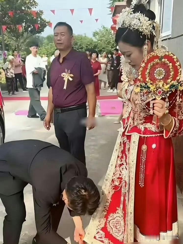从这个动作就可以看出，新娘子嫁对人了！