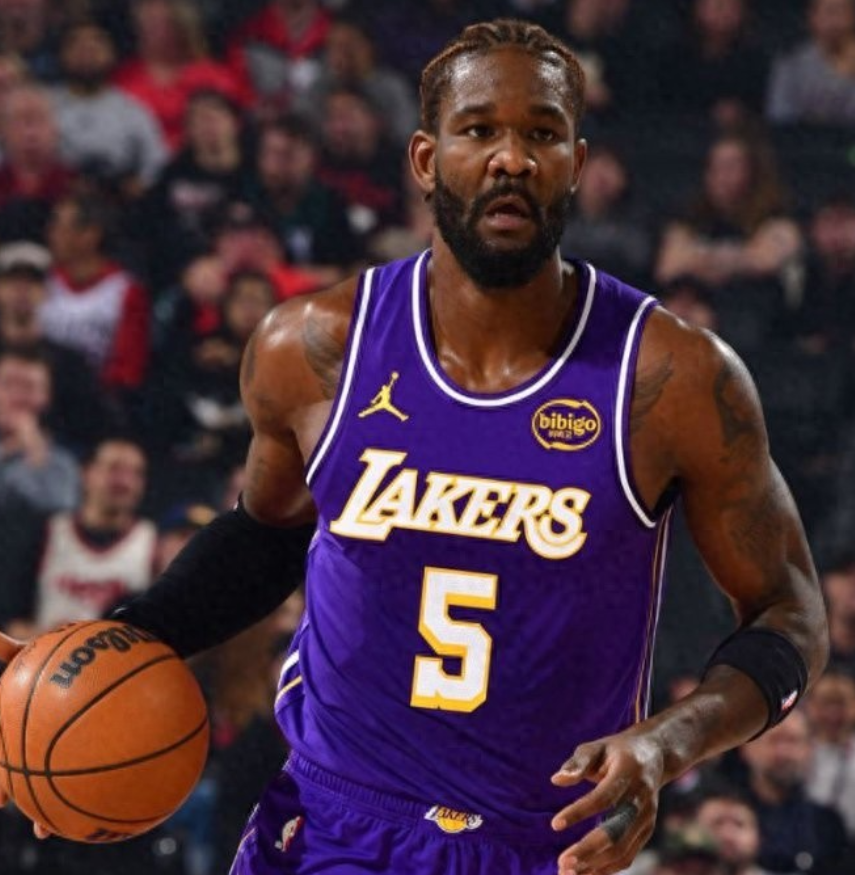 在NBA常规赛中，洛杉矶湖人队在主场以118-116击败了来访的圣安东尼奥马刺队