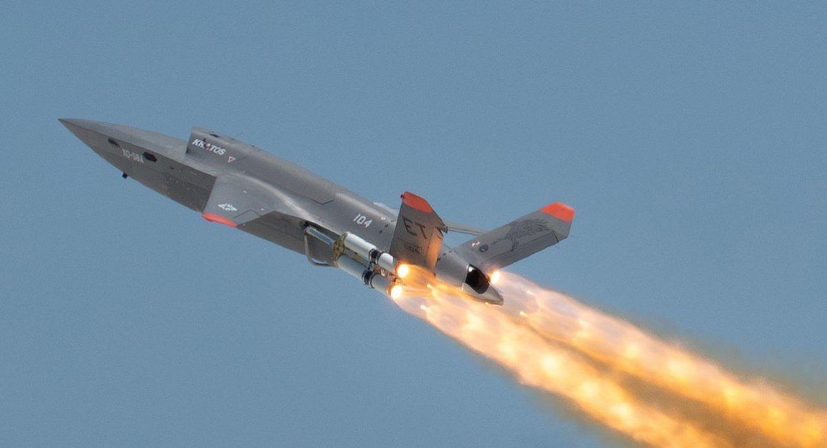 美国F-16战斗机实现控制无人机！2025年7月15日，美国空军研究实