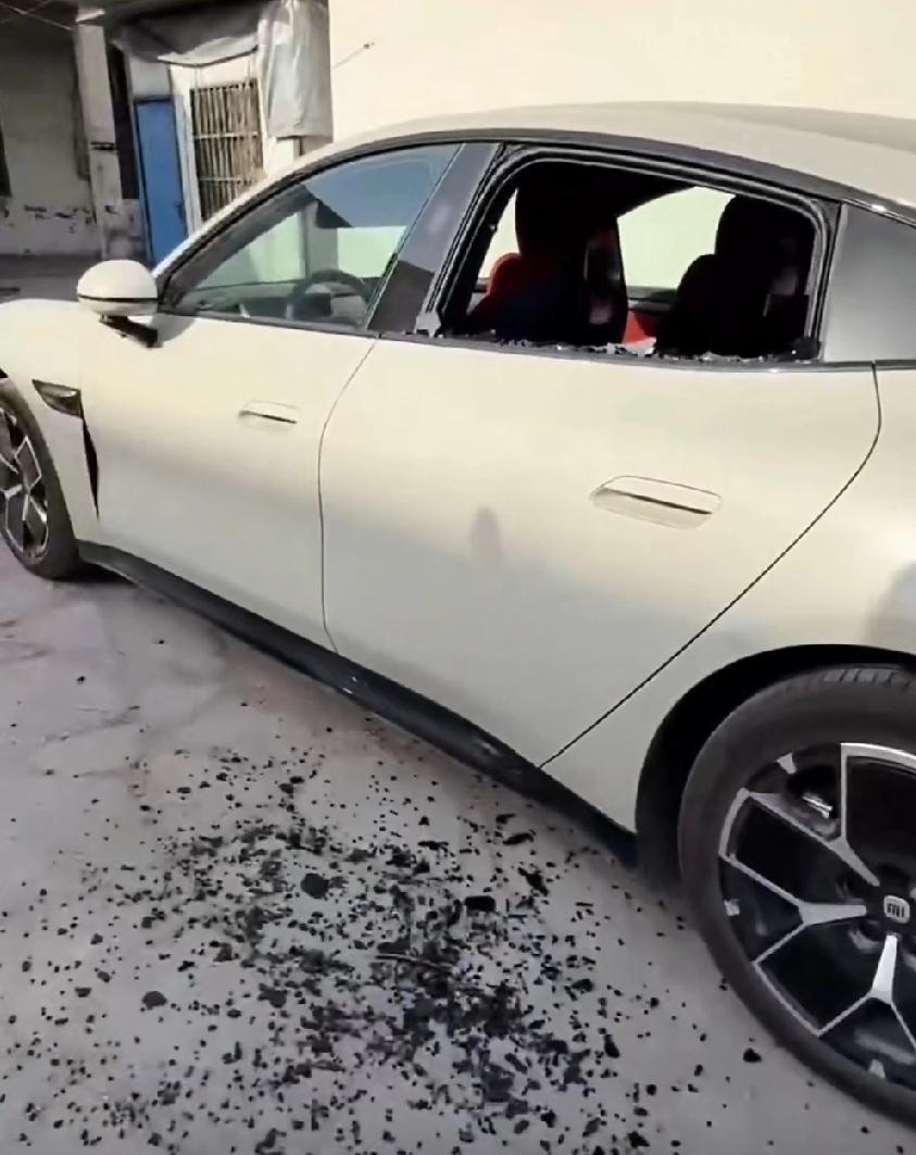 山东滨州。小米车主发视频称:他的车窗玻璃无缘无故就这么破了……从车主上传的视频