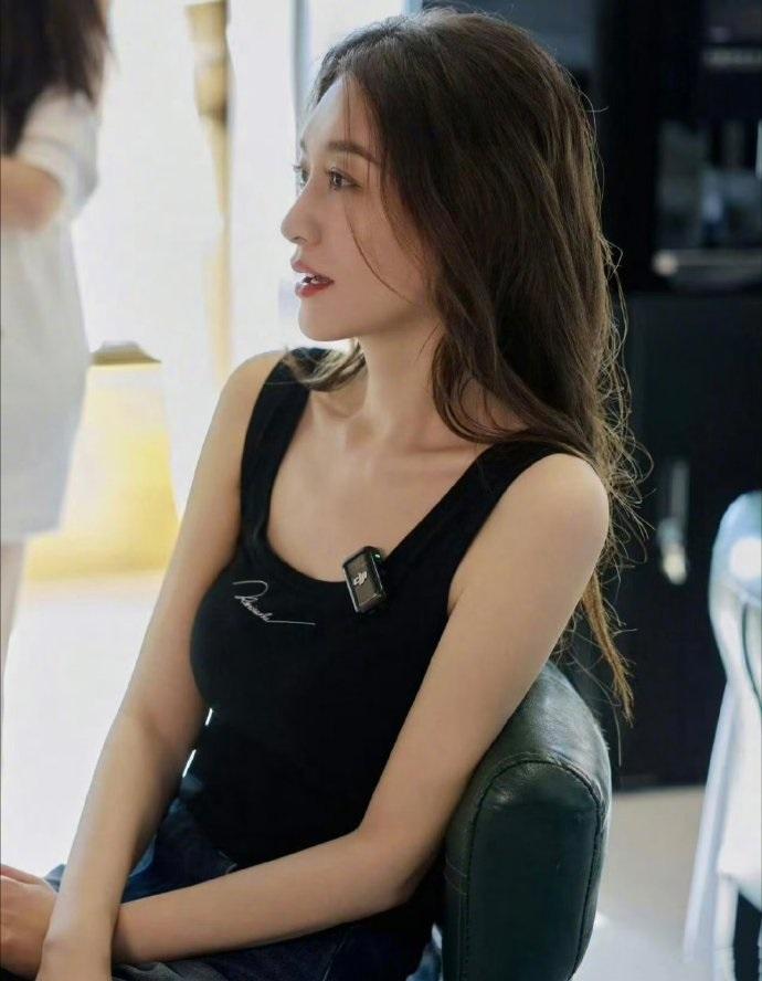 近日李小冉在录制浪姐的时候搭配的很有特色，看上去也非常的显年轻，不得不说她是个不