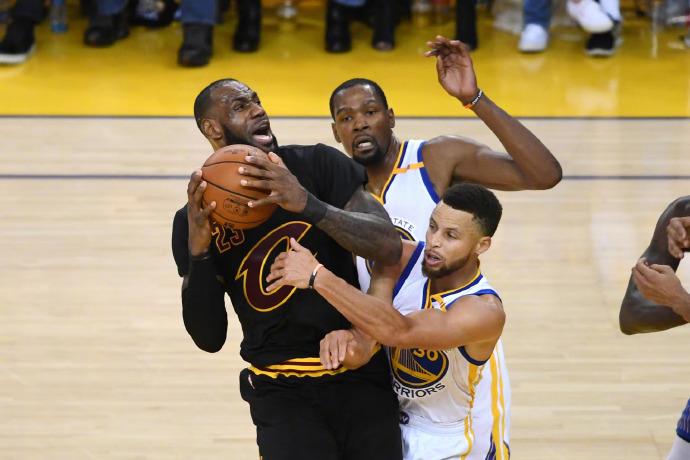 现役球员季后赛胜场数排名：1、詹姆斯——1842、追梦格林——112