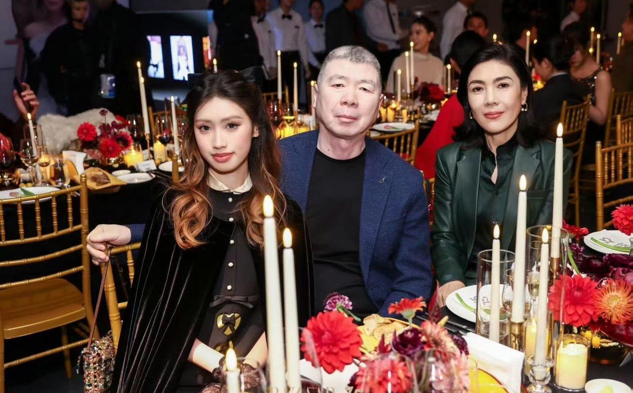 冯小刚带养女徐朵出席芭莎活动，徐朵现在的神韵很像妈妈徐帆。虽说徐朵是领养的，