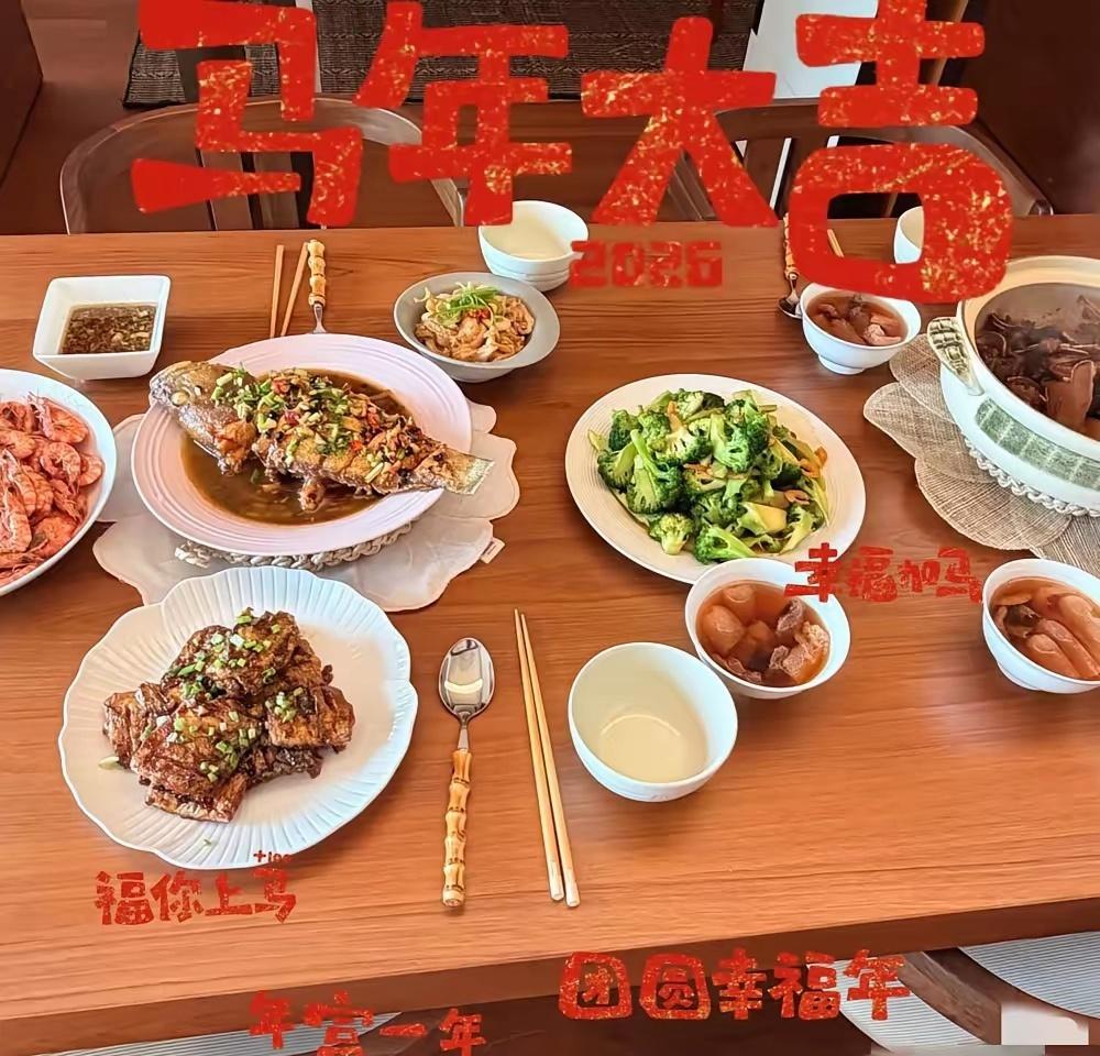 别再提陈金飞了。杨采钰这步棋，走得比谁都明白。今年春节，她没在京圈刷脸，