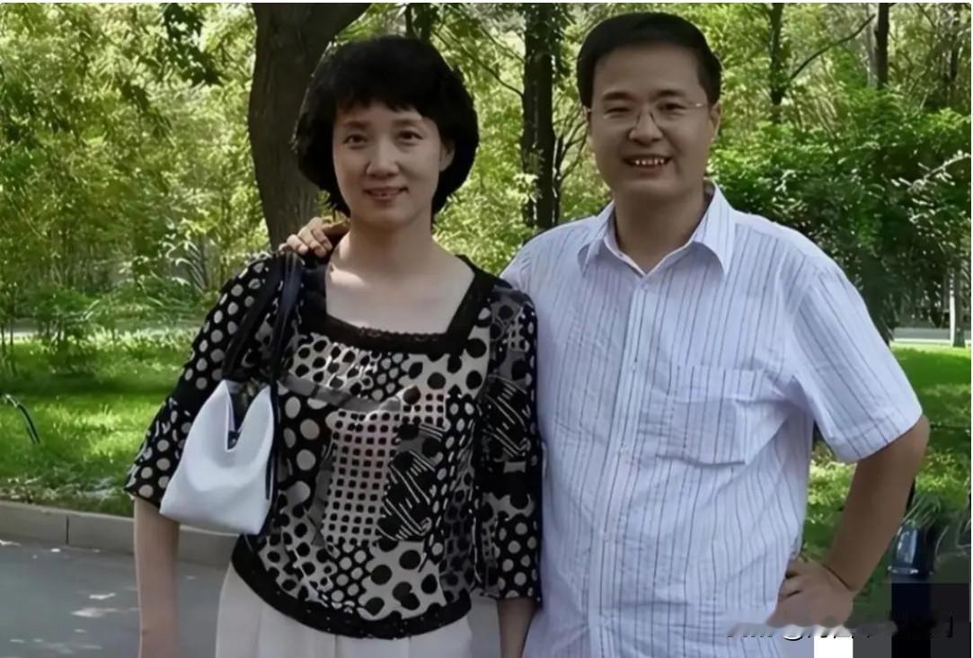 她是曾经的央视《新闻联播》主播，被观众誉为央视国脸，二十多年坚守主播台，播音端庄