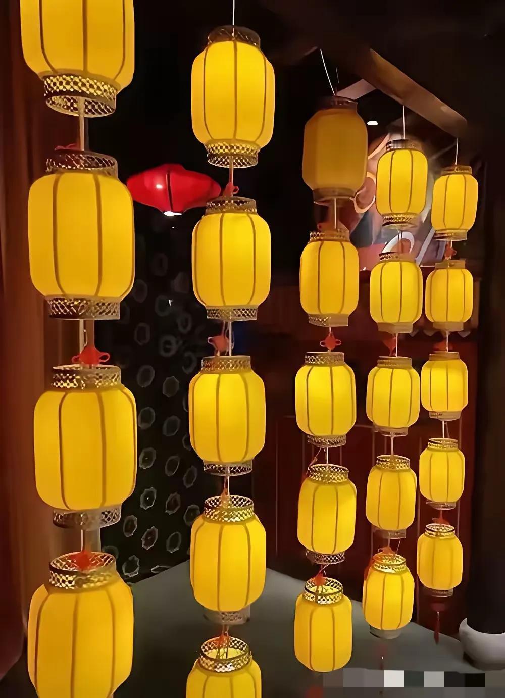 好好的东方大国年，满大街本来该是红红火火的喜庆劲儿，结果抬头一看，挂的全是那种惨