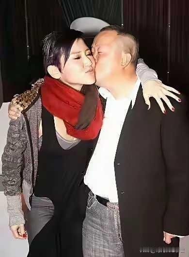 曾志伟怎么做到的，明明很开放却不被谴责，甚至女人们还喜欢和他开玩笑。曾志伟曾经