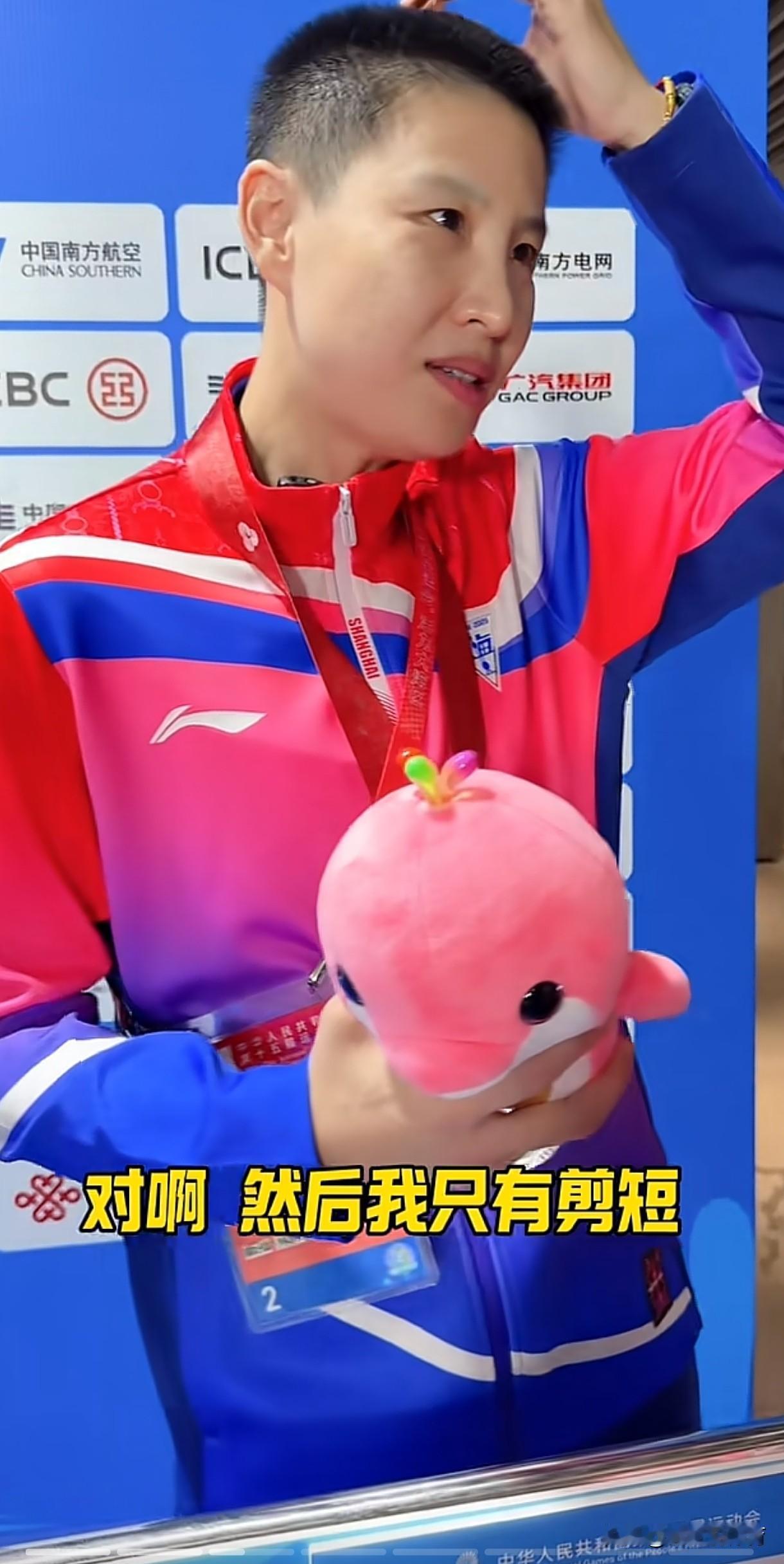 女排名将张磊表示自己剪板寸短发的原因是她已经长满白发，可见做教练真的很不容易，非