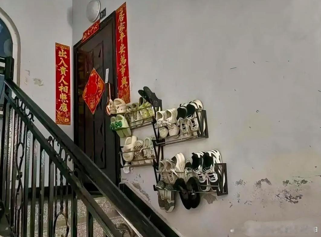 摊上个这样的邻居真是够了！说也说了，物业也找了，都没用，每天出门一看到这些臭鞋子