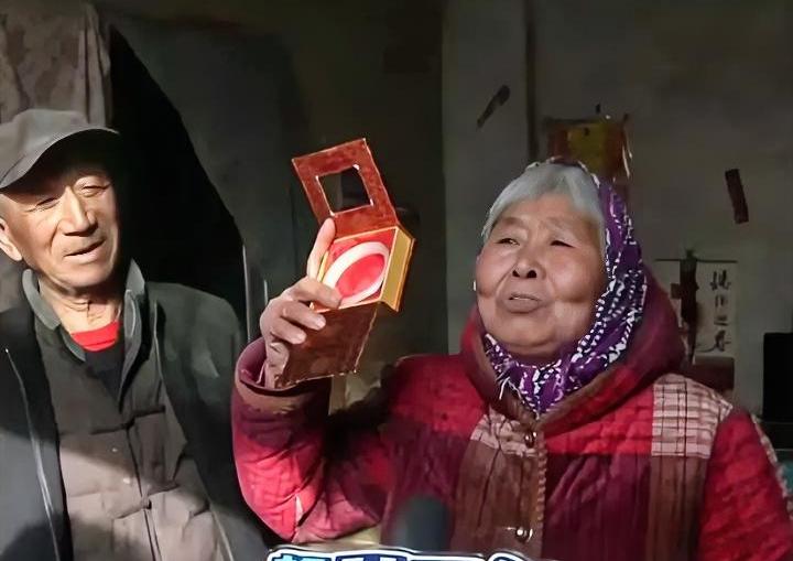 第一天送个盆第二天送菜刀第三天送插板和牙膏第四天送玉镯第五天“送”净水器