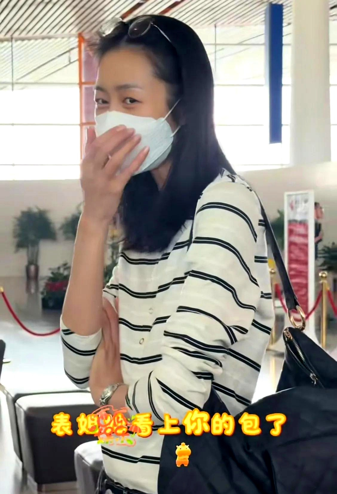 北京机场，粉丝当着几十台手机镜头，半开玩笑冲刘雯喊：“看上你背的包了，送我一个呗！”换一般人早就僵在