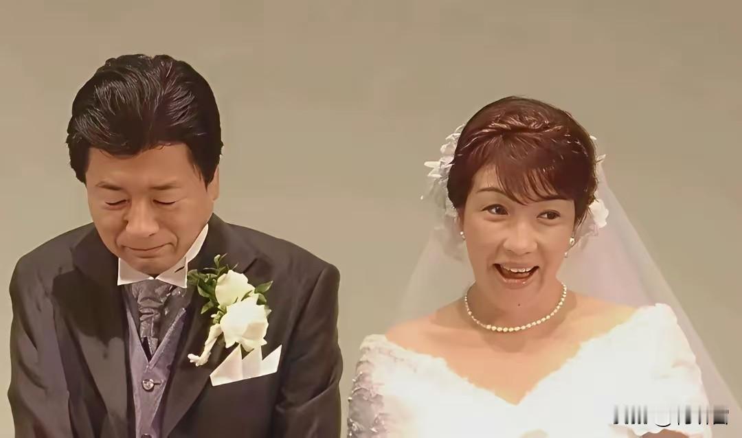 高市早苗其实就是未老先衰，她年轻的时候是主持人，靠耍嘴皮混饭吃。她的家境普通中上