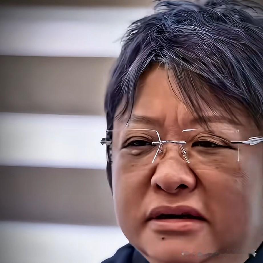 韩红对采访她的记者说：“我做公益二十年了，有人说我是英雄，也有人说我是骗子，说我