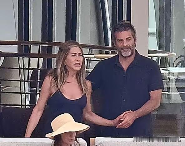 56岁的好莱坞女星詹妮弗·安妮斯顿，公开了与49岁生活教练兼催眠治疗师吉姆·柯蒂