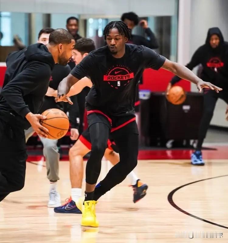 下面是一条关于火箭悍将芬尼-史密斯的好消息！明天火箭将会坐镇主场迎战灰熊，让人感