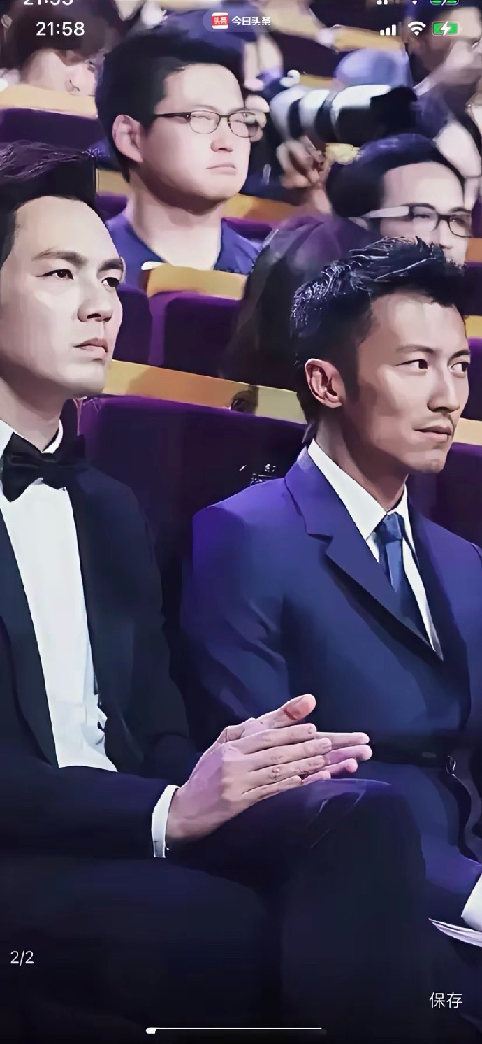 就这张照片明显谢霆锋比钟汉良帅的更霸气更性感，无论鼻子还是嘴唇还是下颚线谢霆锋更