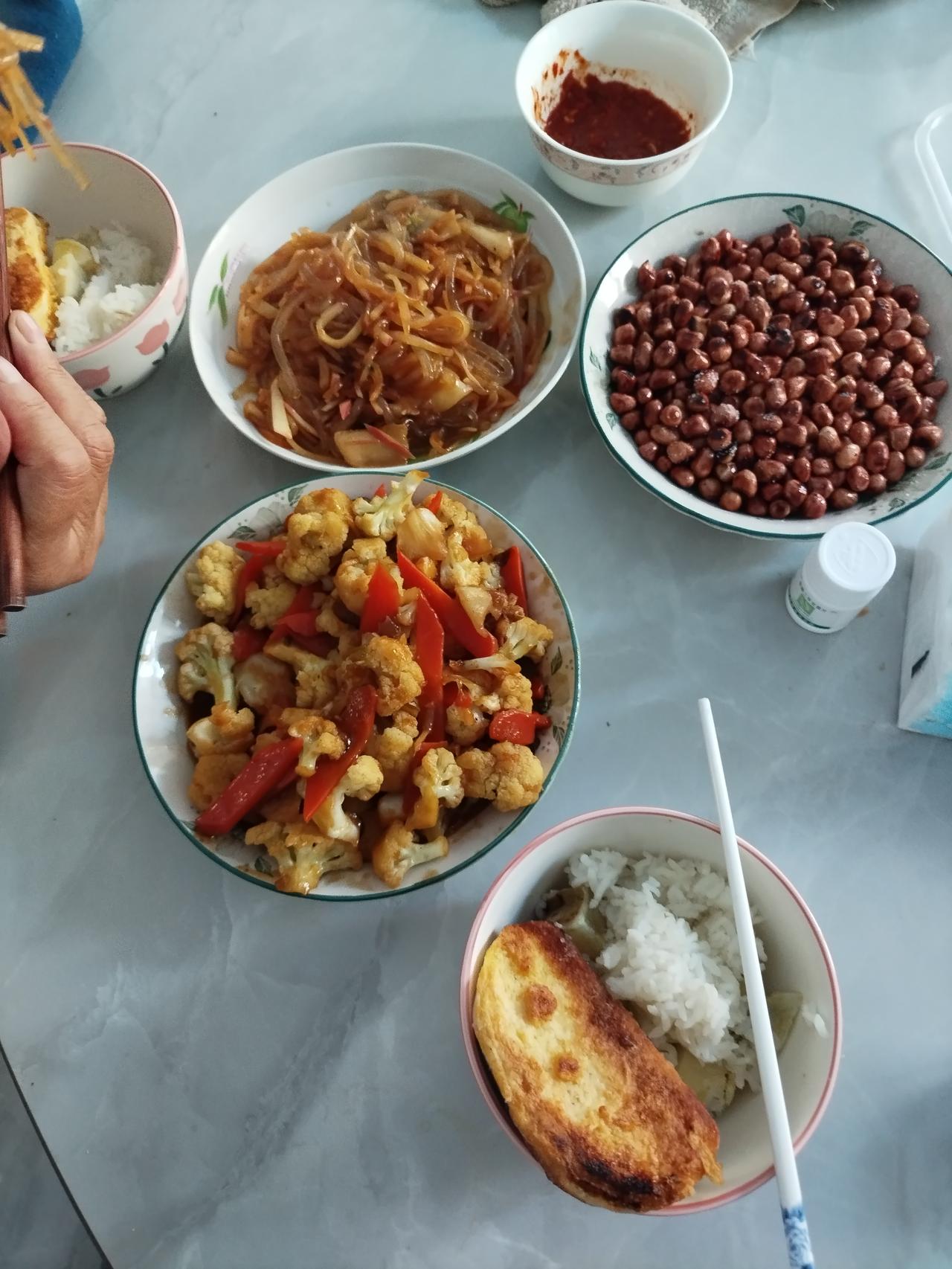 看看我们家今天的午餐，达到小康水平了吗？一盘儿花生米，花生米炒的不好，老伴儿