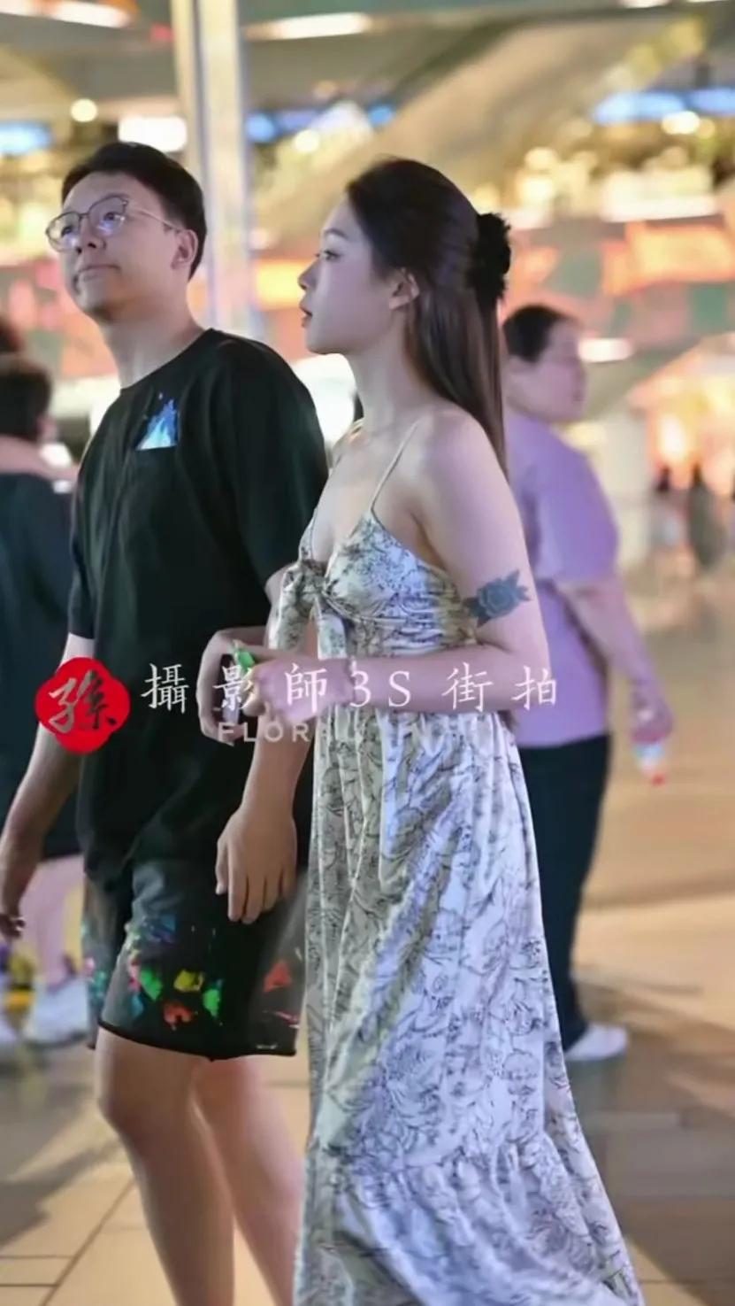 今天逛街看到一个绝世美女！感慨美女都是别人的女朋友！当然，像这种美女看了长寿，娶