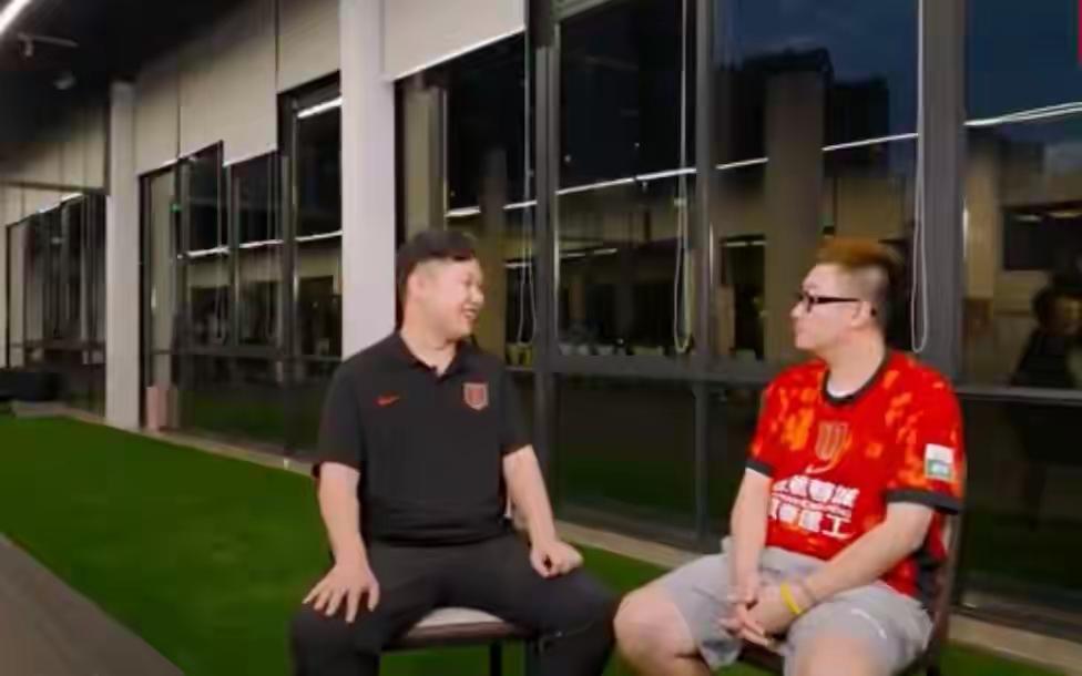 中国香港电视台来成都探秘：成都蓉城为什么引进亚历斯祖呢？对此，蓉城老总吴博回答很