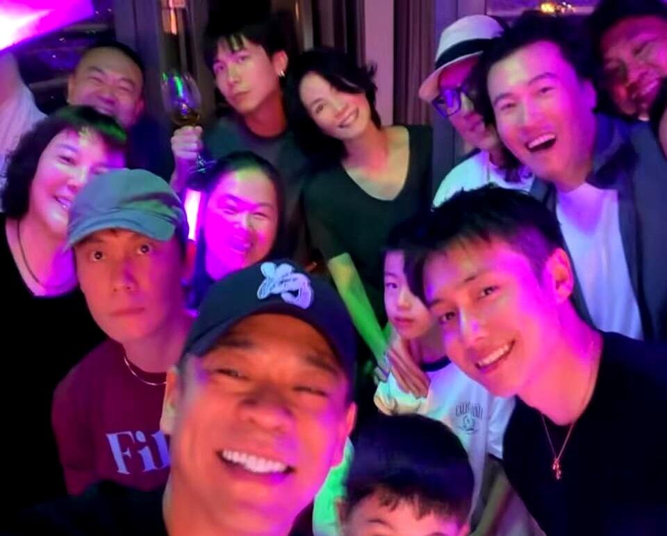 一场演唱会，能把“顶流老友局”直接凑齐，这阵仗是不是有点太会了？6月27日晚上
