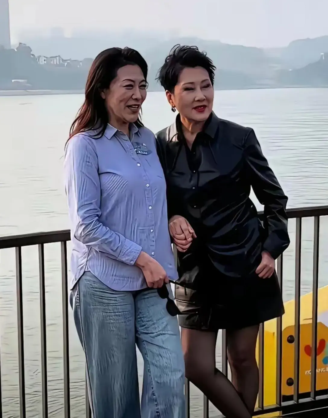 张凯丽的妆，化的有点吓人。