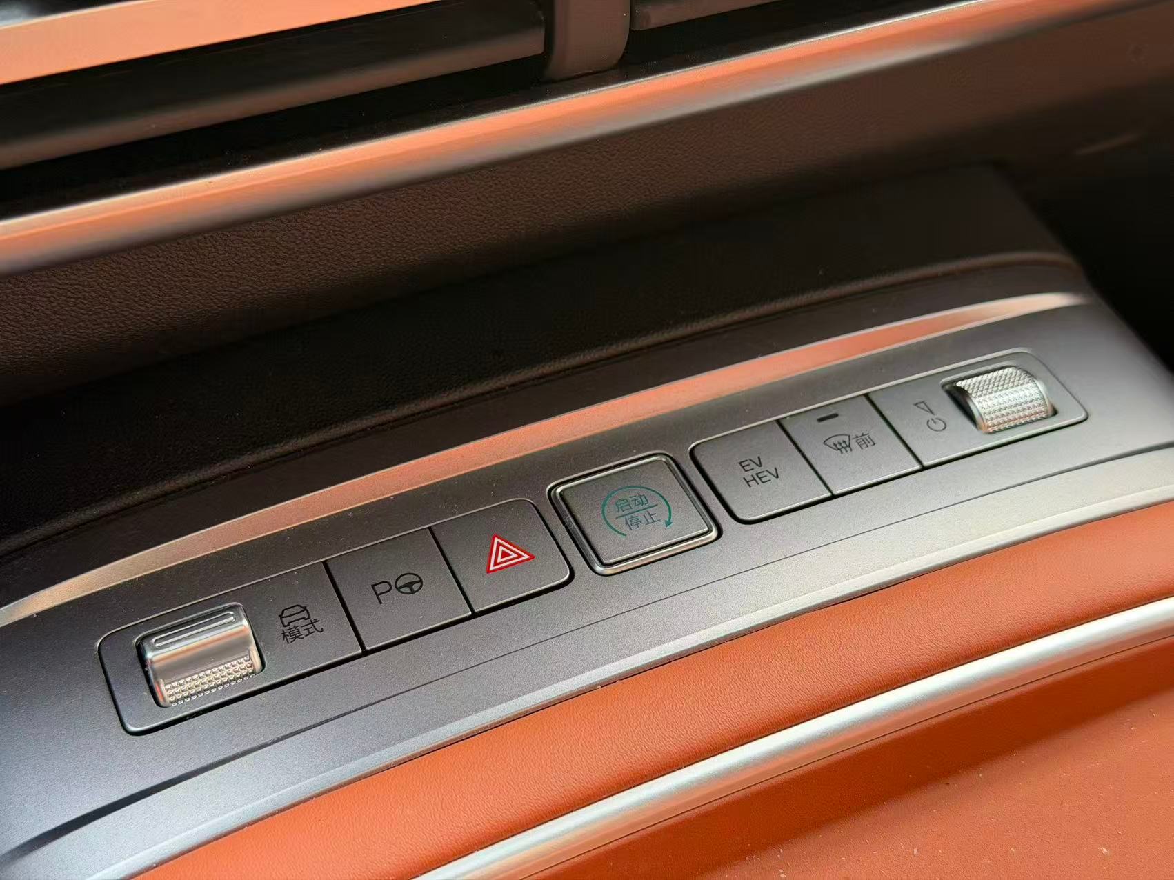 方程豹钛7的机械按键一看就很硬核