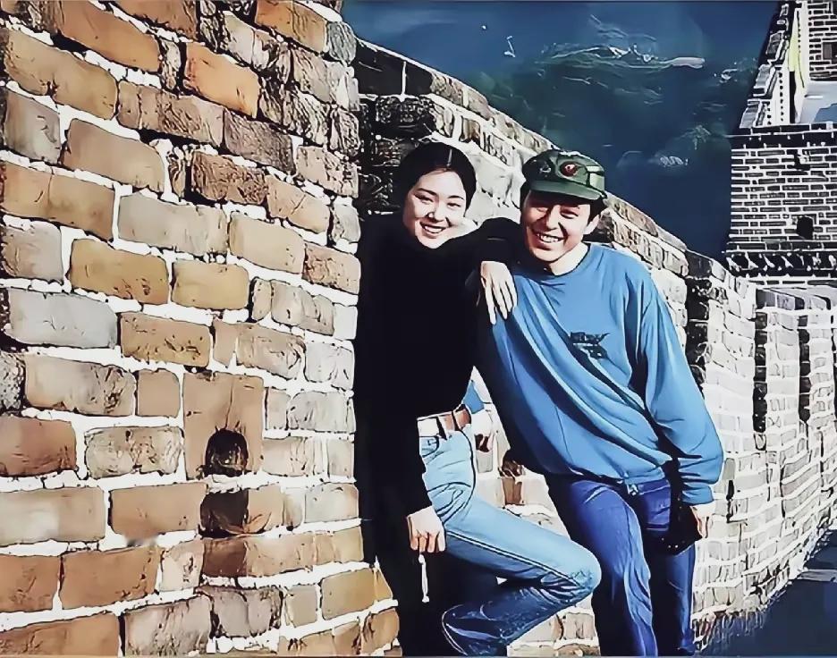 那时，“老谋子”与巩俐一起登上长城的确很甜蜜，这都是“红高粱”酿造的…张艺谋