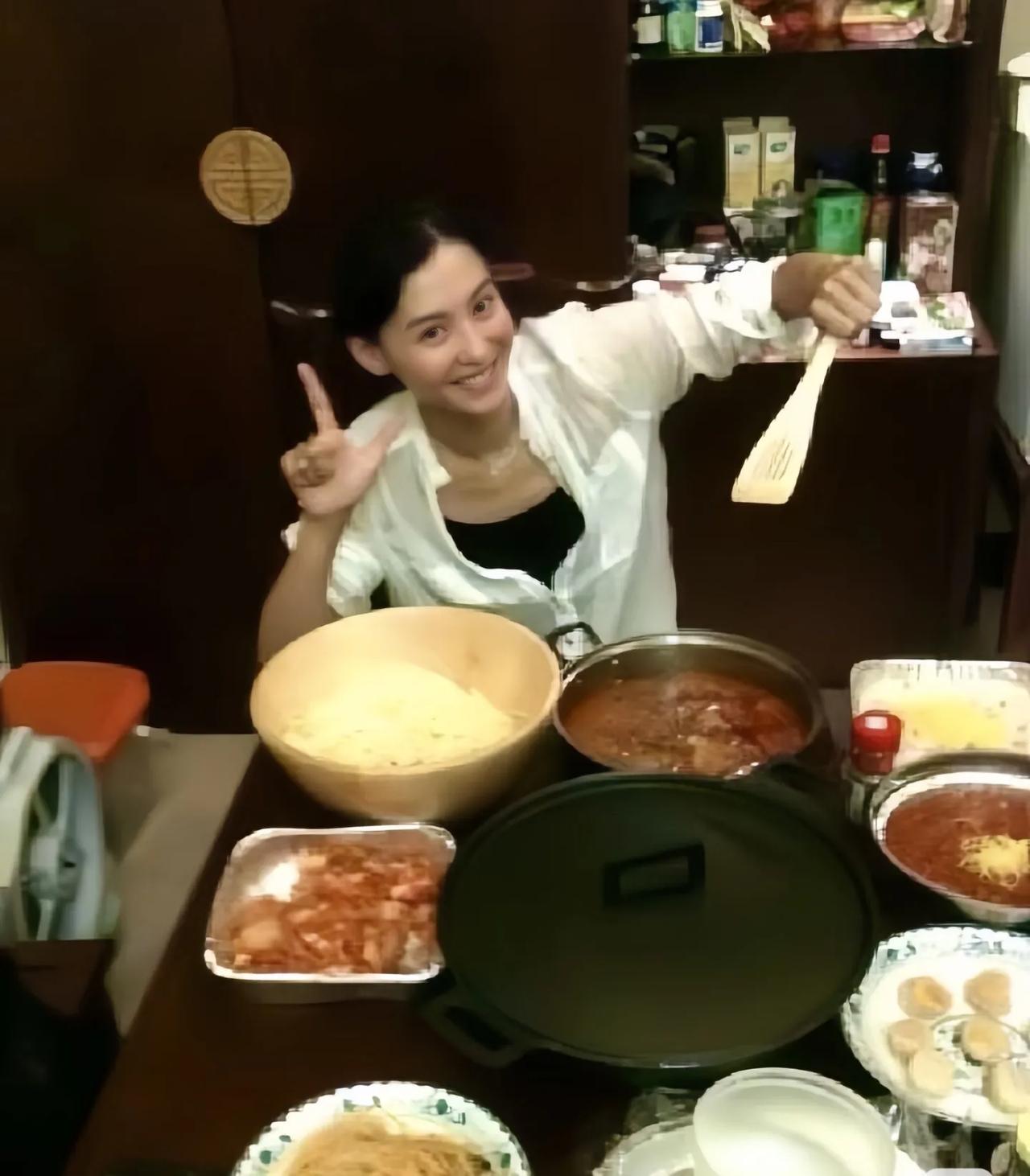 那时候，张柏芝满眼都是谢霆锋，居家过日子很像广东爱情故事。谢霆锋无论何时何地都